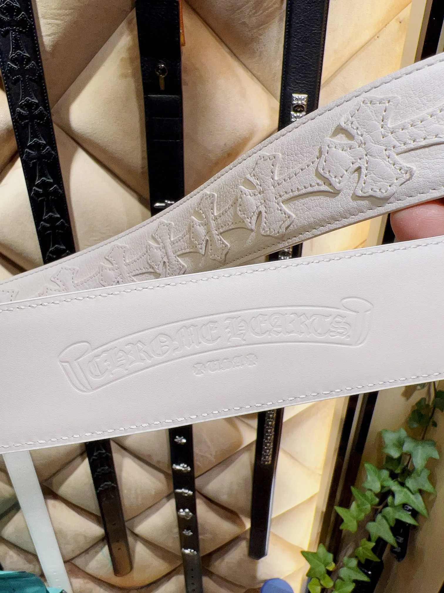 💰760💰Full package💰 💍Purchase level 𝐂𝐡𝐫𝐨𝐦𝐞𝐇𝐞𝐚𝐫𝐭𝐬Cro Heart ⚡️🌹Size Width 3.8cm⚡️🌹Vine Guardian White Cross Belt "Removable Style" Fusion of gothic style rock punk street hip hop Material ⚡️🌹Original waxed cowhide and 💯brass buckle plated with 925 silver (fidelity) What you see